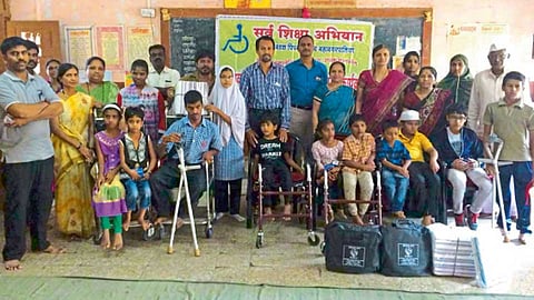 कासारवाडी - समावेशित शिक्षण उपक्रमाअंतर्गत साहित्य मिळालेले विद्यार्थी.