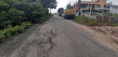 टेकाडीः सहा महिन्यांतच उखळलेला रस्ता.