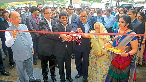 पुणे - ‘टोयोटा किर्लोस्कर मोटर’च्या बावधन येथील डीलरशिपचे उद्घाटन करताना उपव्यवस्थापकीय संचालक एन. राजा, डीलर प्रिन्सिपल आशिष कोठारी व इतर.