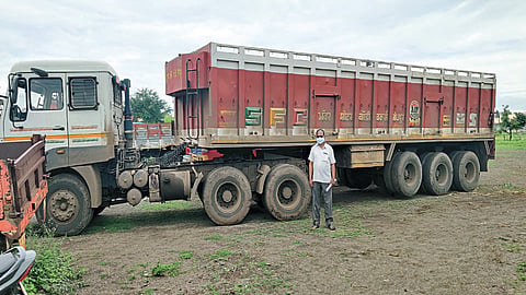 गुजरातला चोरुन नेत असलेली वाळू महाराष्ट्रातील 'या' तहसीलदारांनी राेखली