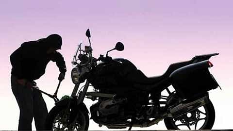Jalgaon Crime News : चोरट्यांच्या हिंमतीने आता हद्दच गाठली...! चक्क DYSPच्या दारापुढे चोरी