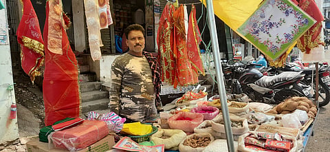उमरेडः देवीच्या मंदिरासमोर ग्राहकांची प्रतीक्षा करीत असलेला पुजासाहित्य विक्रेता.