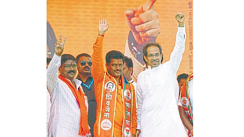 उस्मानाबाद - महायुतीच्या प्रचार सभेवेळी सोमवारी शिवसेनेचे पक्षप्रमुख उद्धव ठाकरे यांच्यासमवेत उमेदवार.