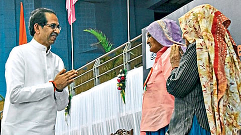 शिवछत्रपती क्रीडा संकुल (म्हाळुंगे-बालेवाडी) - अखिल भारतीय पोलिस नेमबाजी (क्रीडा) अजिंक्यपद स्पर्धेचा समारोप मुख्यमंत्री उद्धव ठाकरे यांच्या हस्ते शनिवारी झाला. या वेळी ठाकरे यांनी ज्येष्ठ नेमबाज चंद्रो तोमर, प्रकाशी तोमर (शूटर दादी) यांची आवर्जून भेट घे