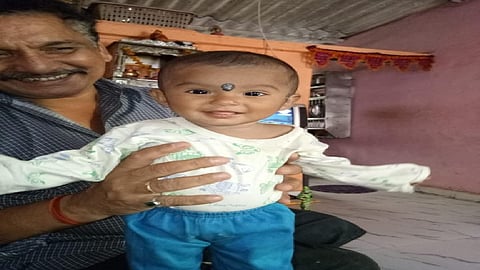 दुर्दैवी घटना, गॅरेजच्या गाडी धुण्याच्या रॅम्पच्या खड्ड्यात पडून चिमुकलीचा मृत्यू