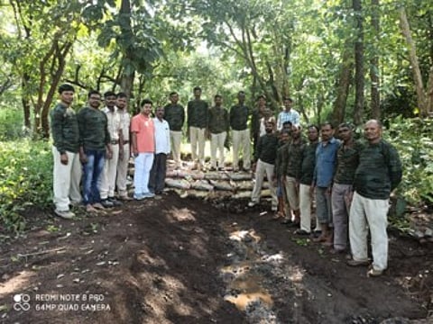 वनविभागाच्या अधिकारी, कर्मचाऱयांनी श्रमदानातून एकाच दिवसात बांधला वनराईबंधरा !