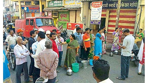 सातारा - आठ दिवसांपासून पाणीपुरवठा होत नसल्यामुळे सोमवारी तुळजाभवानी कॉम्प्लेक्ससमोर रास्ता रोको करताना संतप्त नागरिक.