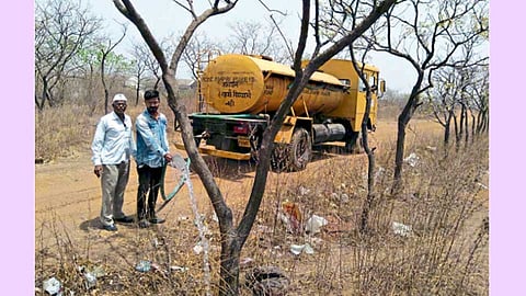 मोशी गायरान - येथील झाडांना टॅंकरने पाणी देताना महापालिकेच्या उद्यान विभागाचे कर्मचारी.