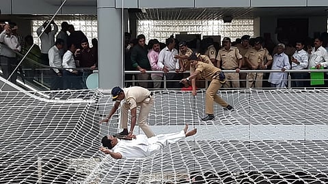 two teachers tried suicide in mantralaya mumbai saved by police