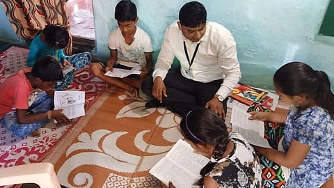 teachers in kondhali school are teaching students at their home