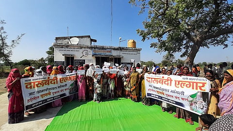 Women protest against illegal wine shop