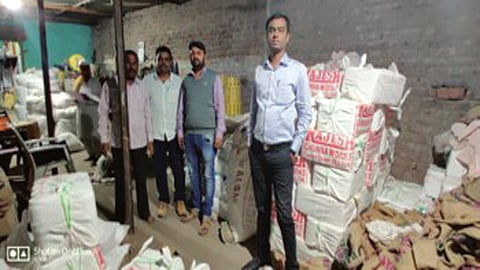 दुकानात तपासणी करताना अन्न व औषधी प्रशासनातील अधिकारी.