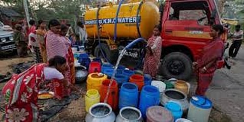 टॅंकरने पाणी.jpg