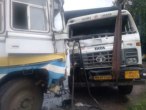 विरारजवळ डंपर व खासगी बसला भीषण अपघात; बसमधील प्रवासी जखमी