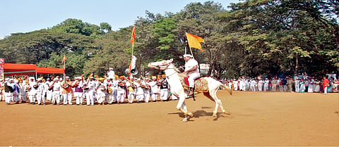 घड्याळाच्या काट्यावर चालणारे मुंबईकर ''पांडुरंगाच्या'' वारीत