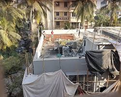 वरळीत सीआरझेडचे उल्लंघन? समुद्रात भराव टाकून अवैध बांधकामे!