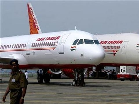आम्हीही माणसं आहोत... असं का म्हणतायेत एअर इंडियाचे कर्मचारी, वाचा