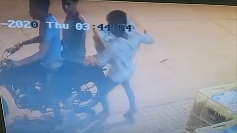 मद्य, सिगारेट नंतर आता दूधाचीही चोरी; व्हिडिओ होतोय व्हायरल