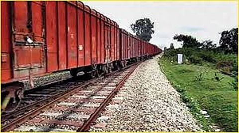 जीवनावश्यक वस्तूंच्या वाहतूकीतून रेल्वेची बक्कळ कमाई! वाचा बातमी