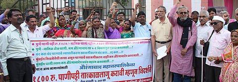 औरंगाबाद-पाणीपट्टी कमी करण्याच्या मागणीसाठी महापालिकेसमोर औरंगाबाद सामाजिक मंच व पाणीपुरवठाविषयक नागरी कृती समितीतर्फे महापालिका मुख्यालयासमोर आंदोलन करण्यात आले.