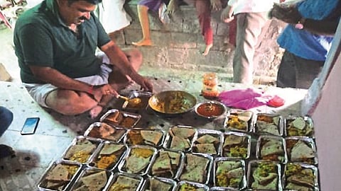 चिंचखेड (ता.अंबड) : पायी जाणाऱ्या कामगारांसाठी जेवणाची व्यवस्था करताना ग्रामस्थ.