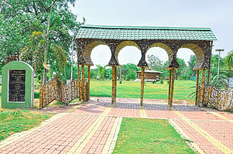 अमरावती : बांबूपासूनच तयार करण्यात आलेले उद्यानाचे प्रवेशद्वार.