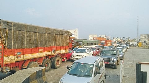 कर्मचा-यांच्या संपामुळे आनेवाड़ी टोल नाका पुन्हा चर्चेत