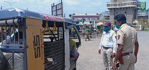Akola News: Action taken against 200 auto drivers practicing without mask!