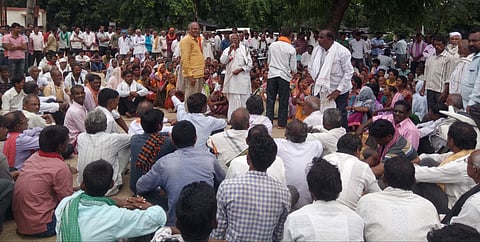 भिवापूर : आंदोलकांना मार्गदर्शन करताना विलास भोंगाडे व सहदेव तांबे.