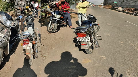 पाेलिसाचा चाणाक्षपणा; पुणे - बंगळूर महामार्गावर एकाच क्रमांकाची दाेन वाहने पकडली