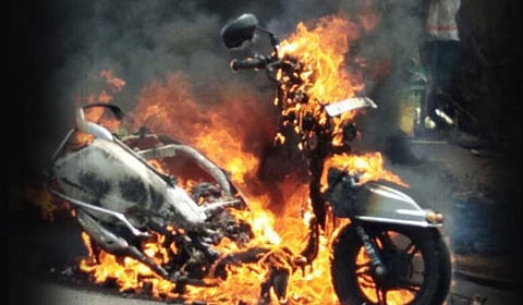 boy arrested for burning 5 two wheeler in pimple nilakh pune