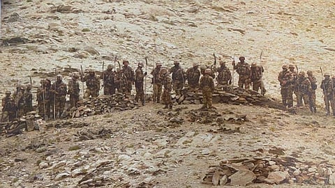 chinese soldiers armed with stick machetes during their deployment along the lac