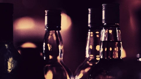 Chandgad-Goa Made Liquor Seized On Dodamarg Road Kolhapur Kolhapur Marathi News