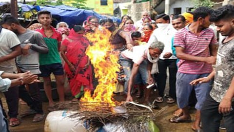 सिहोरा : तामसवाडी येथे जप्त केलेली दारू व साहित्याची चौकात होळी करताना महिला.