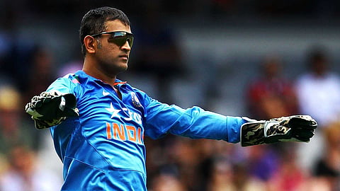 Happy Birthdday Dhoni : धोनी, कार्तिक तर तुझा स्पर्धक, त्याला का मदत करतोस?