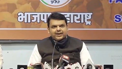 VIDEO :: ”बहती गंगा मैं हाथ धोना” हा प्रकार सध्या सुरु आहे : फडणवीस