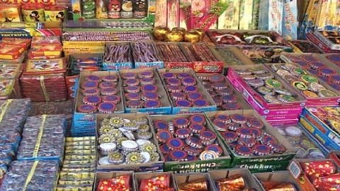 मुंबईत केवळ सौम्य आवाजाच्या फटाक्यांना परवानगी, पालिकेची नवी नियमावली जाहीर