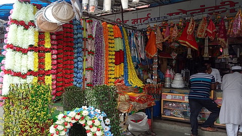 गणेशाच्या आगमनासाठी शहरातील बाजारपेठा विविध वस्तूंनी फुलल्या आहेत