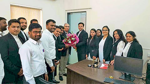 औंध - रेरा प्रॅक्टिशनर्स असोसिएशनच्या पदाधिकाऱ्यांनी महारेराचे अध्यक्ष गौतम चटर्जी यांचे पुष्पगुच्छ देऊन स्वागत केले.