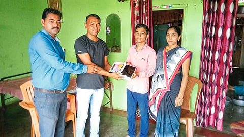 गडचिरोली : विद्यार्थ्याला टॅब देताना नेस्मोचे पदाधिकारी.