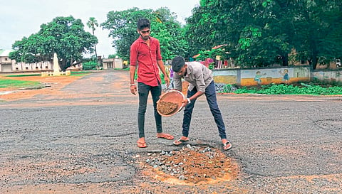 सिरोंचा : वाढदिवसाच्या दिवशी रस्त्यावरचा खड्डा बुजवताना उपेंद्र मुलकला.