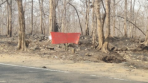 Naxal banner found in Alapally area of Gadchiroli