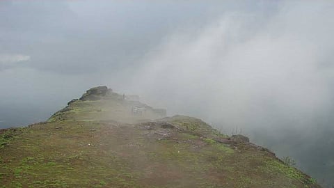 कडाक्याच्या थंडीत गेला तोल