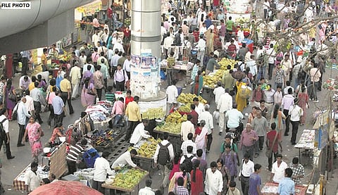 मोठी बातमी - मुंबई, पुण्यातील फेरीवाल्यांबद्दल स्पष्ट केली भूमिका, सरकार म्हणतंय....