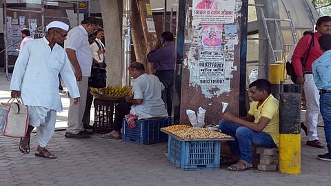 रेल्वेस्थानकात फेरीवाल्यांचे बस्तान
