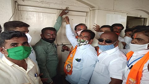 Shiv Sena and Manuski Foundation locked the office of Bharat Nirman by shouting slogans