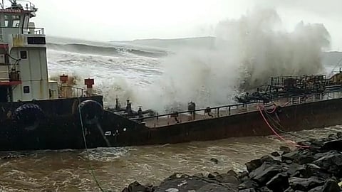 ship 'Basra Star crashed more than 20 per cent damage mirya ashore inratnagiri