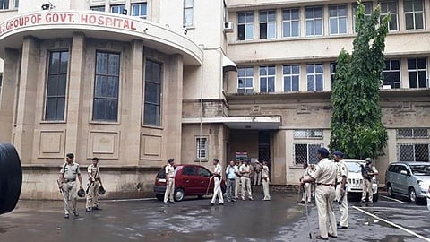 अलार्म वाजवायचा नाही म्हणून धमकावलं, हॉस्पिटलमधील इंटर्न डॉक्टरसोबत केला लंपटपणा आणि...