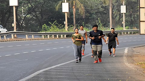 म्हणून 'ते' धावतायेत रस्त्यावर! जीवाला धोका..