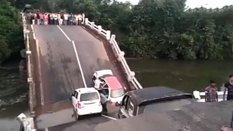 गुजरातमध्ये 60 फूट लांब पूल कोसळला; गाड्या अडकल्या